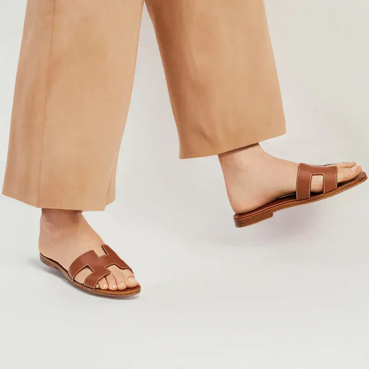 Las elegantes sandalias de Hina