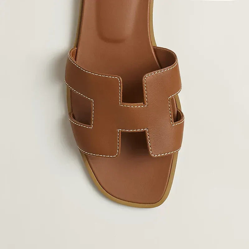 Las elegantes sandalias de Hina