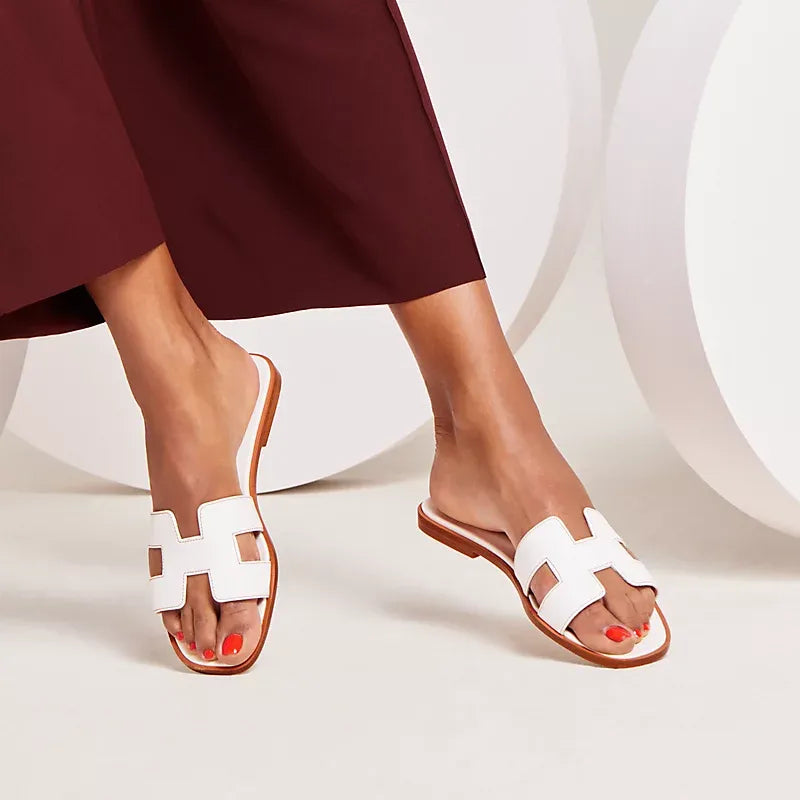 Las elegantes sandalias de Hina