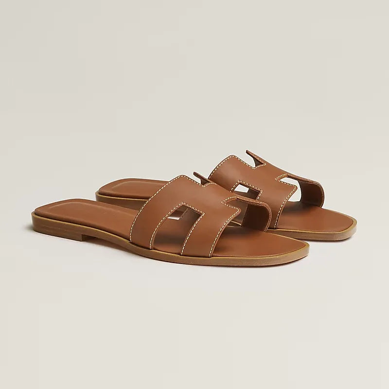 Las elegantes sandalias de Hina