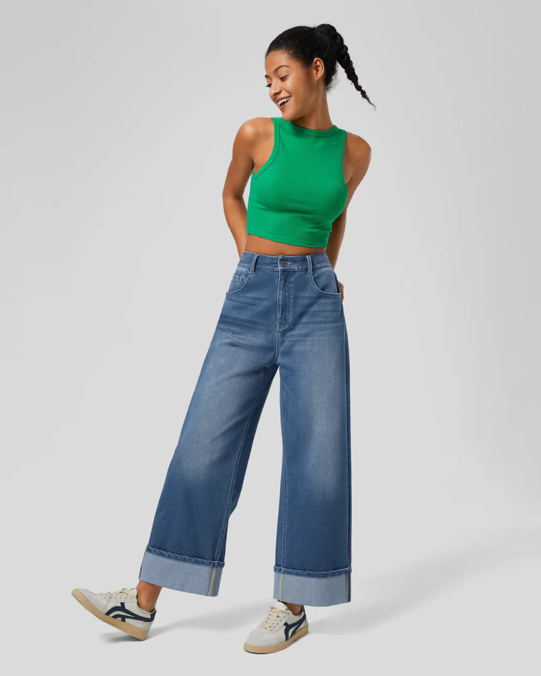 PANTALÓN CON CINTURA ALTA Y BOTAS ANCHAS