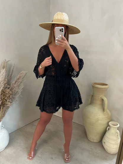 Vestido de encaje con cuello en V