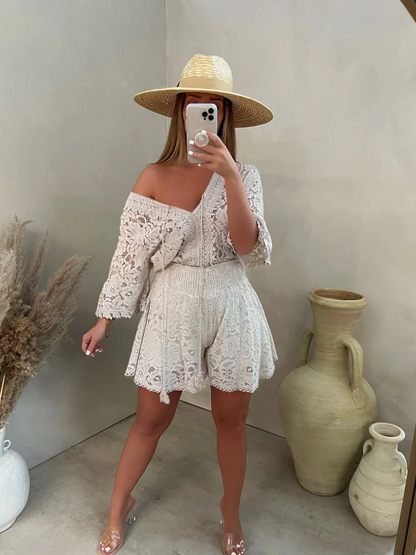 Vestido de encaje con cuello en V