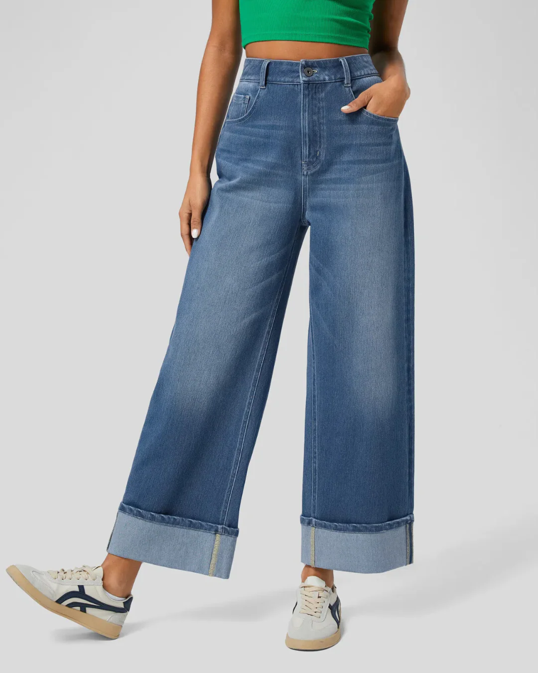 PANTALÓN CON CINTURA ALTA Y BOTAS ANCHAS